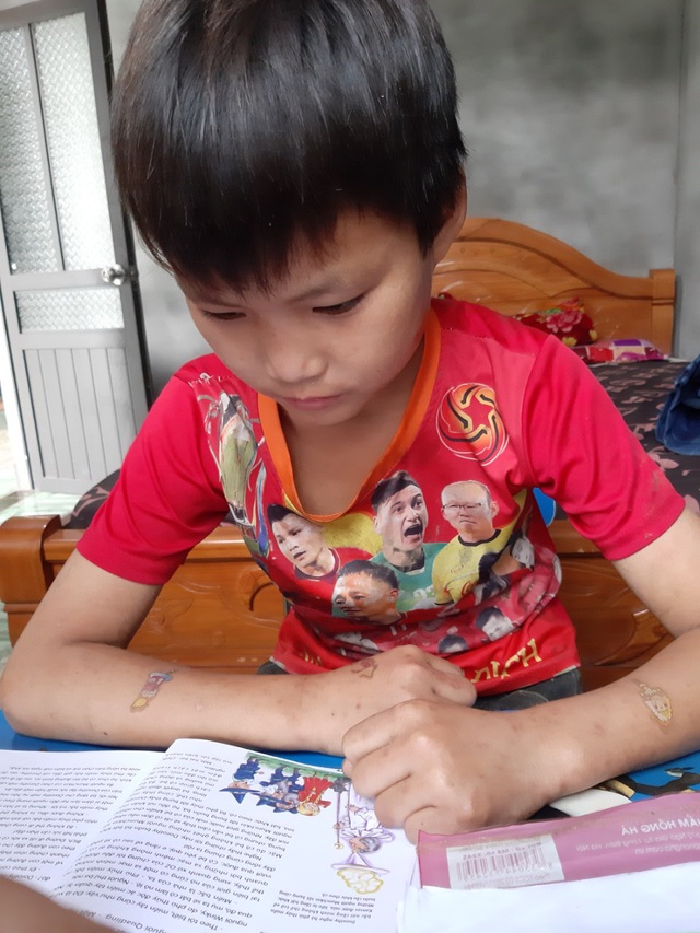 VIDEO: Hé lộ cuộc sống mới của cậu bé 10 tuổi sống một mình trong rừng ở Tuyên Quang - Ảnh 13.
