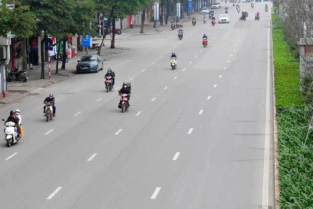 Đường phố vắng trở lại sau khi báo chí phản ánh người Hà Nội có tư tưởng chủ quan trong phòng chống dịch COVID-19 - Ảnh 5.