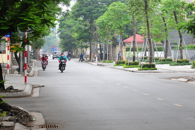 Đường phố vắng trở lại sau khi báo chí phản ánh người Hà Nội có tư tưởng chủ quan trong phòng chống dịch COVID-19 - Ảnh 1.