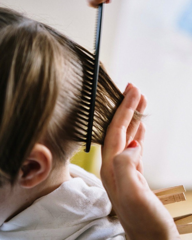 Cách cắt tóc tại nhà cho bé trai bằng kéo và tông đơ, vài phút là đẹp như soái ca  - Ảnh 8.
