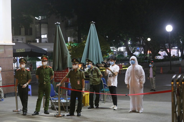 An ninh thắt chặt tại Bệnh viện Bạch Mai trước giờ gỡ bỏ lệnh phong tỏa - Ảnh 4.