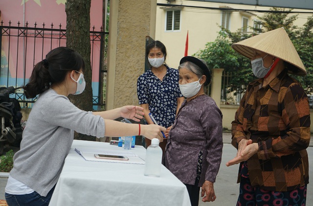 Người nghèo đến cây ATM nhận gạo miễn phí đầu tiên tại Hà Nội trong mùa dịch COVID-19 - Ảnh 4.