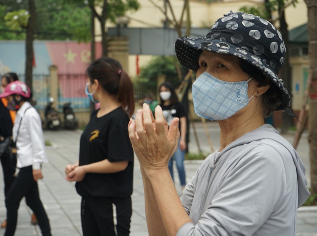 Người nghèo đến cây ATM nhận gạo miễn phí đầu tiên tại Hà Nội trong mùa dịch COVID-19 - Ảnh 7.