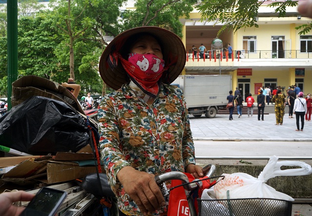 Người nghèo đến cây ATM nhận gạo miễn phí đầu tiên tại Hà Nội trong mùa dịch COVID-19 - Ảnh 14.