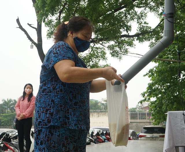Người nghèo đến cây ATM nhận gạo miễn phí đầu tiên tại Hà Nội trong mùa dịch COVID-19 - Ảnh 8.