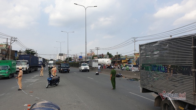 Tông mạnh vào đầu xe tải văng xa 20m, thanh niên thiệt mạng - Ảnh 1.