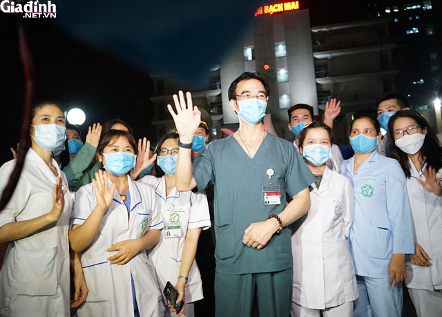 Bệnh viện Bạch Mai chính thức gỡ bỏ lệnh phong tỏa: Hàng chục bác sĩ bật khóc lúc 0h đêm - Ảnh 4.