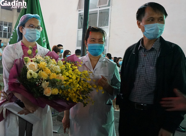 Bệnh viện Bạch Mai chính thức gỡ bỏ lệnh phong tỏa: Hàng chục bác sĩ bật khóc lúc 0h đêm - Ảnh 7.