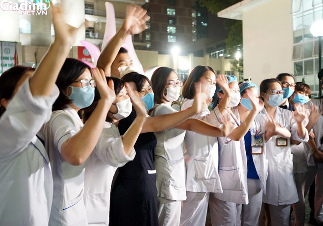 Bệnh viện Bạch Mai chính thức gỡ bỏ lệnh phong tỏa: Hàng chục bác sĩ bật khóc lúc 0h đêm - Ảnh 8.