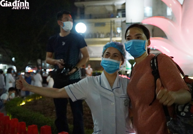 Bệnh viện Bạch Mai chính thức gỡ bỏ lệnh phong tỏa: Hàng chục bác sĩ bật khóc lúc 0h đêm - Ảnh 9.