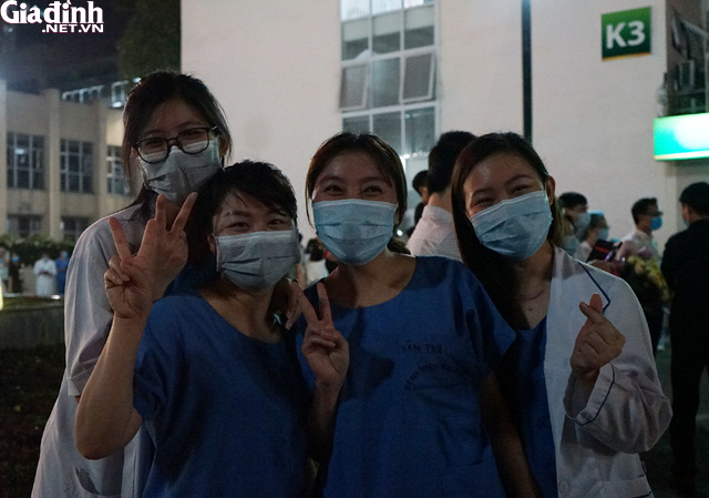 Bệnh viện Bạch Mai chính thức gỡ bỏ lệnh phong tỏa: Hàng chục bác sĩ bật khóc lúc 0h đêm - Ảnh 11.