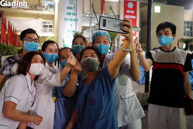 Bệnh viện Bạch Mai chính thức gỡ bỏ lệnh phong tỏa: Hàng chục bác sĩ bật khóc lúc 0h đêm - Ảnh 12.