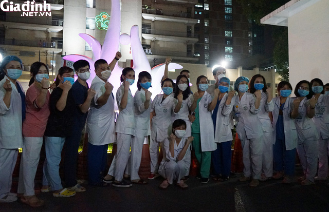 Bệnh viện Bạch Mai chính thức gỡ bỏ lệnh phong tỏa: Hàng chục bác sĩ bật khóc lúc 0h đêm - Ảnh 14.