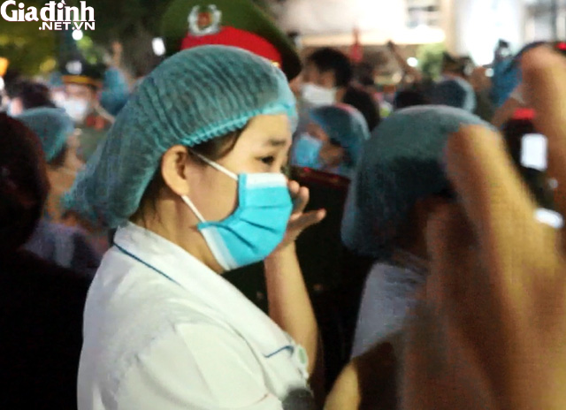 Bệnh viện Bạch Mai chính thức gỡ bỏ lệnh phong tỏa: Hàng chục bác sĩ bật khóc lúc 0h đêm - Ảnh 10.