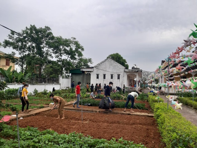 Hà Tĩnh: Hàng trăm người cách ly làm vườn rau tri ân trường mầm non - Ảnh 4.