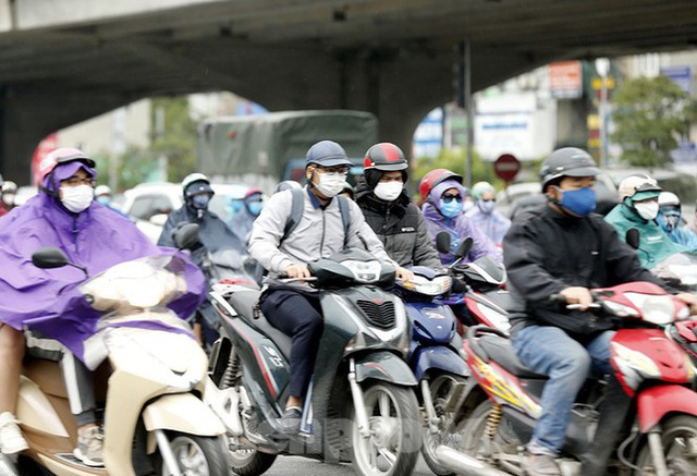  Sáng đầu tuần, người Hà Nội túa ra đường đông bất chấp mưa, rét và lệnh cách ly xã hội - Ảnh 14.