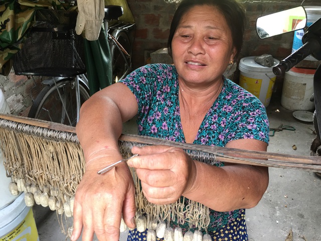 Người phụ nữ gần 40 năm “cướp cơm hà bá” trên sông Lam - Ảnh 1.