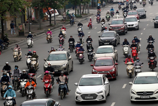 Đường phố Hà Nội bất ngờ đông đúc, nhiều đoạn ùn ứ dù chưa hết hạn cách ly xã hội - Ảnh 5.
