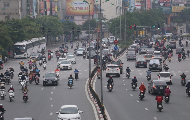 Đường phố Hà Nội bất ngờ đông đúc, nhiều đoạn ùn ứ dù chưa hết hạn cách ly xã hội - Ảnh 6.