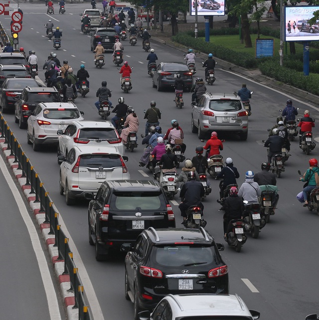 Đường phố Hà Nội bất ngờ đông đúc, nhiều đoạn ùn ứ dù chưa hết hạn cách ly xã hội - Ảnh 7.