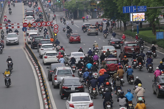 Đường phố Hà Nội bất ngờ đông đúc, nhiều đoạn ùn ứ dù chưa hết hạn cách ly xã hội - Ảnh 8.