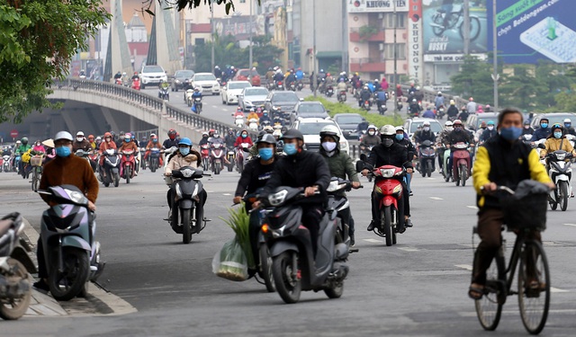 Đường phố Hà Nội bất ngờ đông đúc, nhiều đoạn ùn ứ dù chưa hết hạn cách ly xã hội - Ảnh 9.
