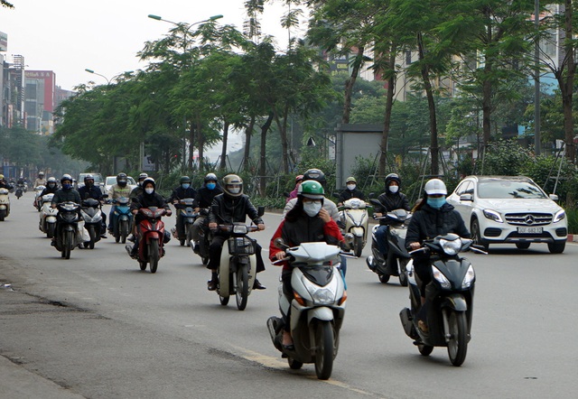 Đường phố Hà Nội bất ngờ đông đúc, nhiều đoạn ùn ứ dù chưa hết hạn cách ly xã hội - Ảnh 11.