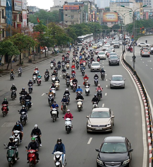 Đường phố Hà Nội bất ngờ đông đúc, nhiều đoạn ùn ứ dù chưa hết hạn cách ly xã hội - Ảnh 12.