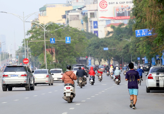 Đường phố Hà Nội bất ngờ đông đúc, nhiều đoạn ùn ứ dù chưa hết hạn cách ly xã hội - Ảnh 13.