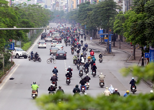 Đường phố Hà Nội bất ngờ đông đúc, nhiều đoạn ùn ứ dù chưa hết hạn cách ly xã hội - Ảnh 16.