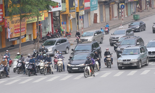 Đường phố Hà Nội bất ngờ đông đúc, nhiều đoạn ùn ứ dù chưa hết hạn cách ly xã hội - Ảnh 17.