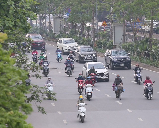 Đường phố Hà Nội bất ngờ đông đúc, nhiều đoạn ùn ứ dù chưa hết hạn cách ly xã hội - Ảnh 18.