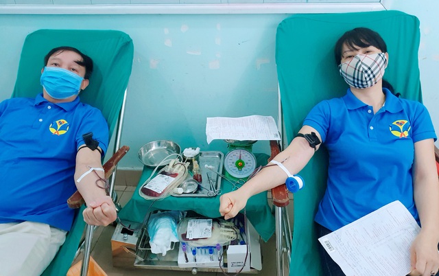 Hải Phòng: Nhiều giáo viên tiểu học đưa cả gia đình tham gia hiến máu giữa dịch COVID-19 - Ảnh 2.