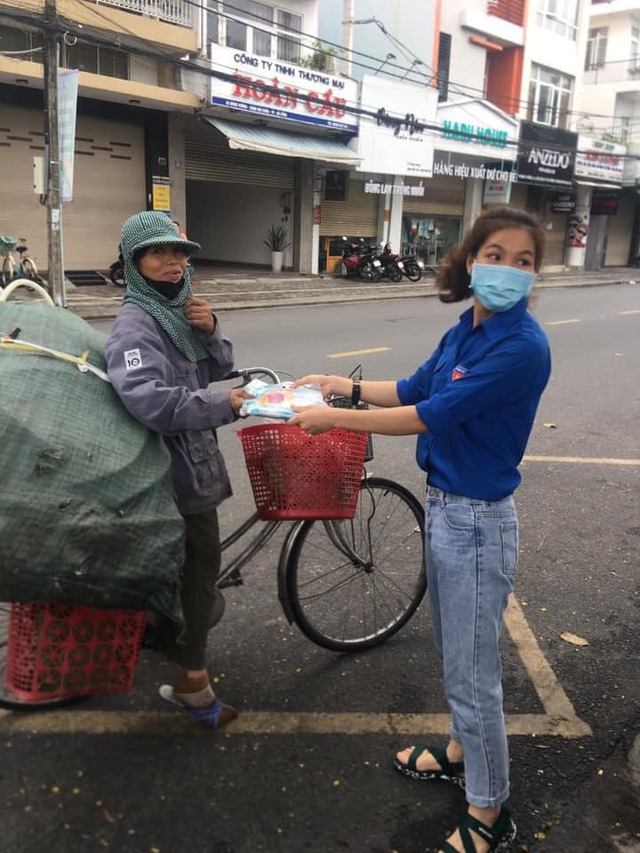 Hình ảnh đẹp tại điểm phát cơm miễn phí ở Đà Nẵng: Cô chỉ nhận áo mưa, còn cơm cô nhường người khác cần hơn. Nhà cô nấu cơm rồi con...” - Ảnh 2.