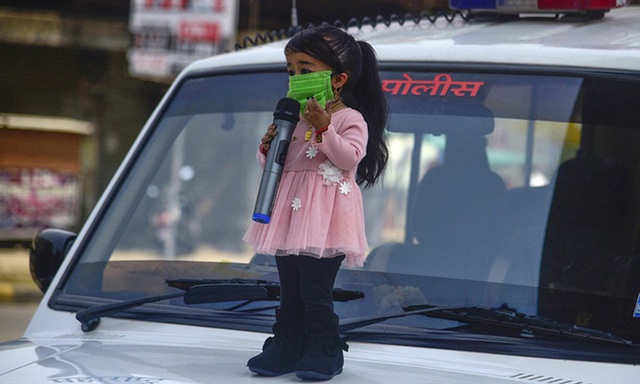 Cô gái lùn nhất thế giới kêu gọi người Ấn Độ ở nhà - Ảnh 1.