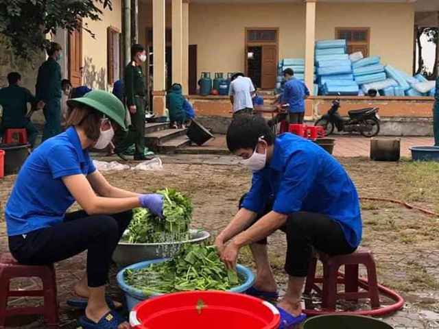 Người dân thâu đêm đỏ lửa luộc bánh chưng gửi vào khu cách ly tập trung - Ảnh 12.