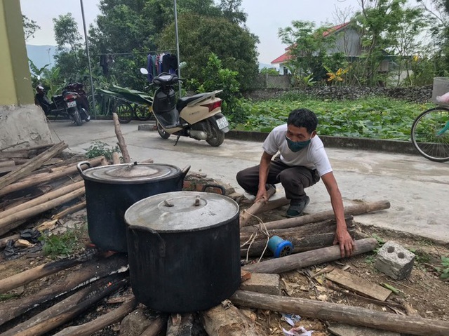 Người dân thâu đêm đỏ lửa luộc bánh chưng gửi vào khu cách ly tập trung - Ảnh 5.