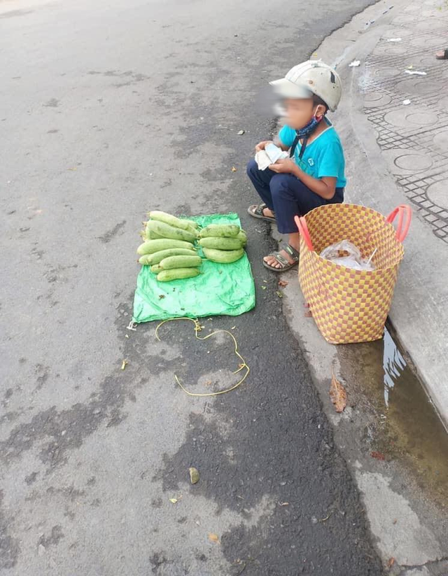 Thấy cậu bé bán mướp bên đường, người phụ nữ đã có hành động đặc biệt, câu chuyện phía sau gây xúc động mạnh - Ảnh 4.