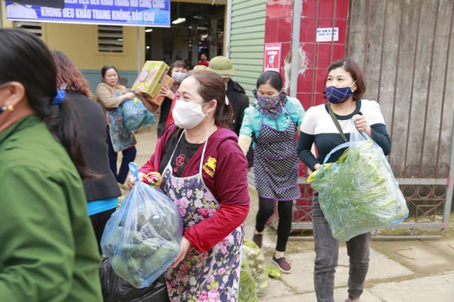 Người dân thâu đêm đỏ lửa luộc bánh chưng gửi vào khu cách ly tập trung - Ảnh 8.