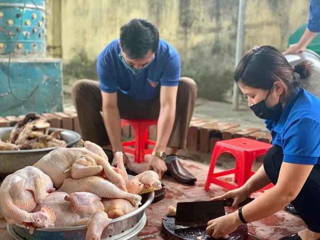 Người dân thâu đêm đỏ lửa luộc bánh chưng gửi vào khu cách ly tập trung - Ảnh 11.