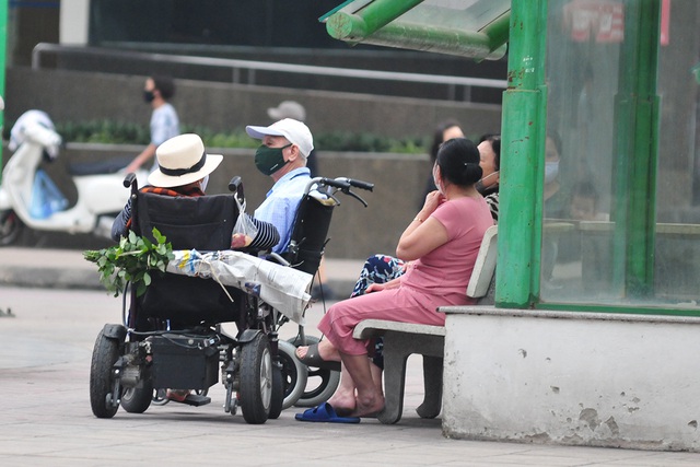 Hà Nội vẫn có quán trà đá, vẫn tụm năm tụm ba khi hạn cách ly toàn xã hội chưa hết - Ảnh 7.