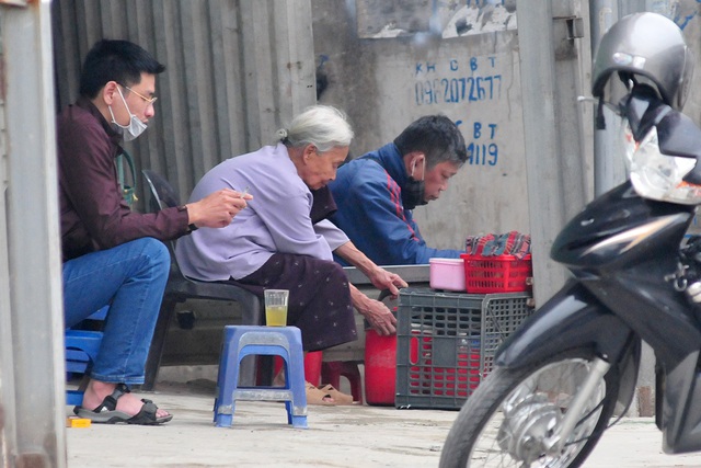 Hà Nội vẫn có quán trà đá, vẫn tụm năm tụm ba khi hạn cách ly toàn xã hội chưa hết - Ảnh 2.