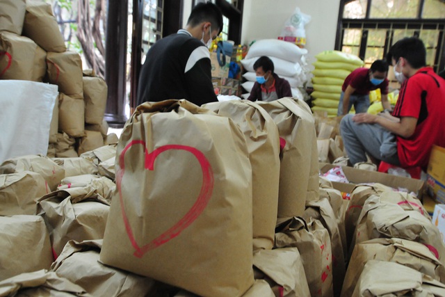 Nhóm thiện nguyện chỉ dùng túi giấy gói quà từ thiện để tránh rác thải nilon - Ảnh 6.