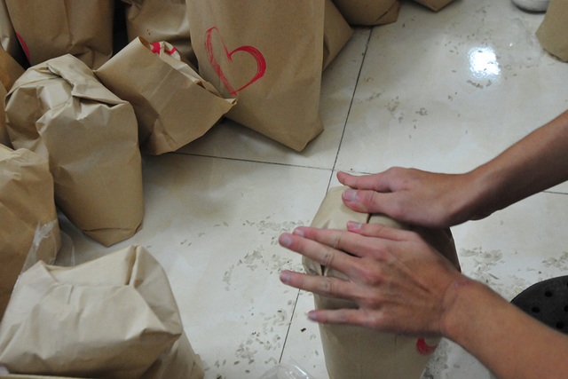 Nhóm thiện nguyện chỉ dùng túi giấy gói quà từ thiện để tránh rác thải nilon - Ảnh 4.