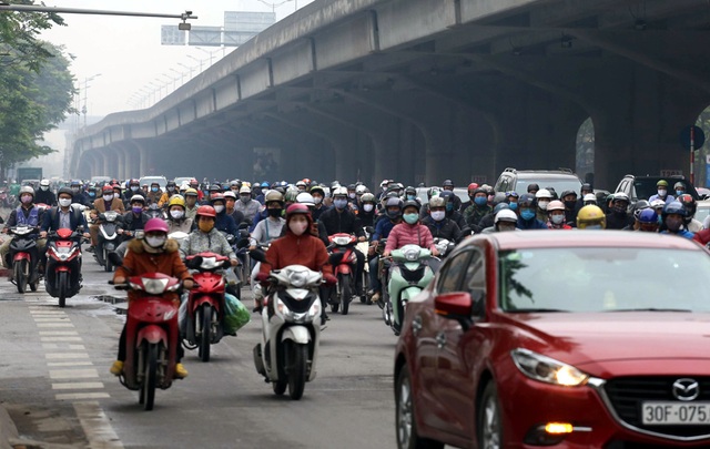 Phương tiện giao thông ken đặc ngã tư dù lệnh cách ly xã hội vẫn tiếp diễn ở Hà Nội  - Ảnh 13.