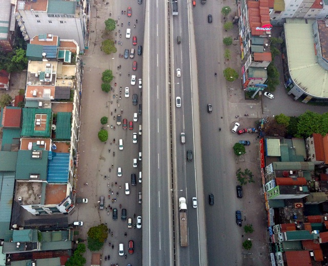 Phương tiện giao thông ken đặc ngã tư dù lệnh cách ly xã hội vẫn tiếp diễn ở Hà Nội  - Ảnh 5.