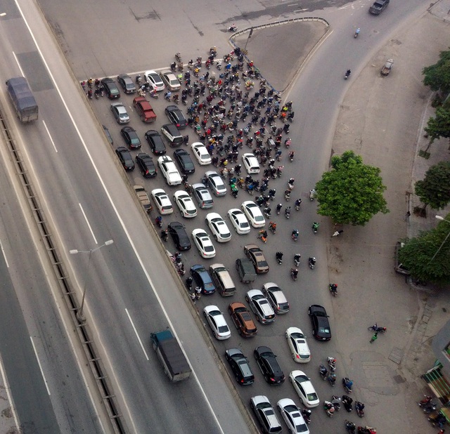 Phương tiện giao thông ken đặc ngã tư dù lệnh cách ly xã hội vẫn tiếp diễn ở Hà Nội  - Ảnh 6.