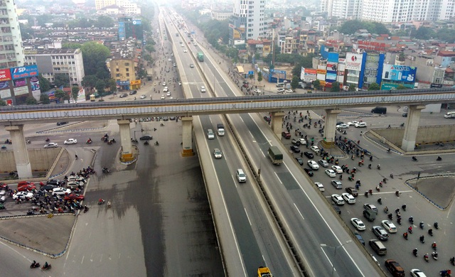Phương tiện giao thông ken đặc ngã tư dù lệnh cách ly xã hội vẫn tiếp diễn ở Hà Nội  - Ảnh 7.