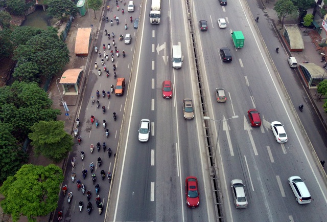 Phương tiện giao thông ken đặc ngã tư dù lệnh cách ly xã hội vẫn tiếp diễn ở Hà Nội  - Ảnh 8.