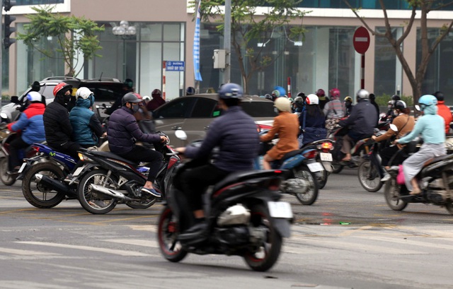 Phương tiện giao thông ken đặc ngã tư dù lệnh cách ly xã hội vẫn tiếp diễn ở Hà Nội  - Ảnh 15.